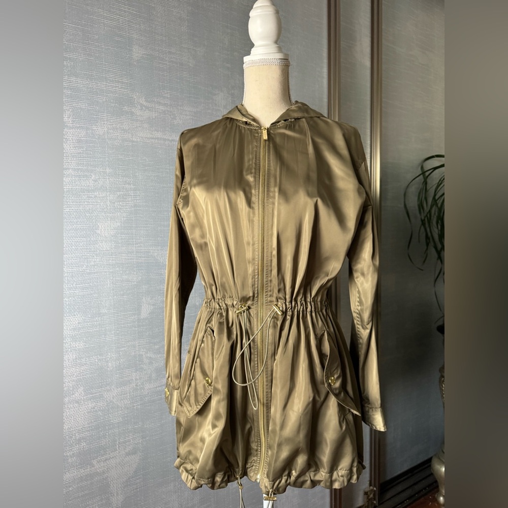 Michael Kors hooded anorak jacket with drawstring waist. Khaki color